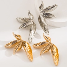 Petals design drop earr..
