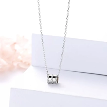 Simple necklace with pe..