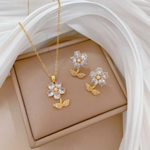 Necklace with zircon fl..