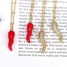 Simple chain necklace w..