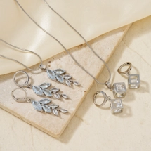 Necklace with pendant a..