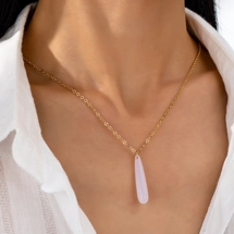 Simple necklace with pe..