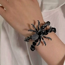 Beaded bracelet with la..