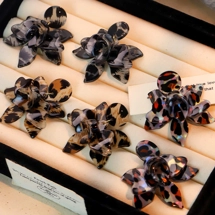Leopard print flower de..