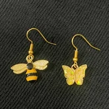 Mismatched bee themed d..