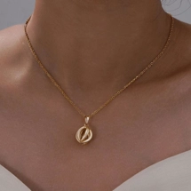 Stylish necklace with p..