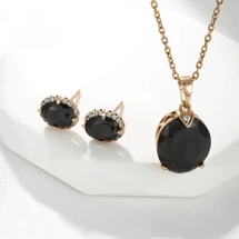 Elegant oval stud earri..