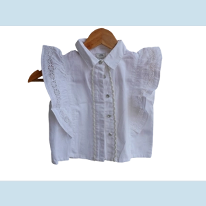 Camisa corta con encaje en los brazos