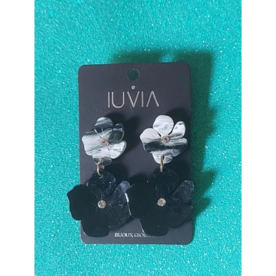 Iuvia - orecchini fiore in resina bianco e nero Iuvia - orecchini fiore in resina bianco e nero