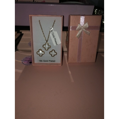 Clover 18k gold white clover necklace and earrings set box.. Clover 18k gold white clover necklace and earrings set box..