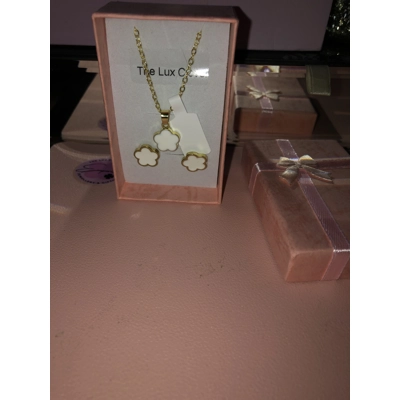 White clover jewellery set necklace and earrings White clover jewellery set necklace and earrings