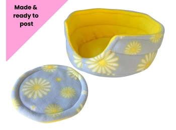 Cuddle Cup & Pee Pad - daisies