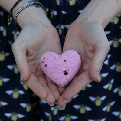 5x Love Heart Bath Bomb 70g - Ylang & Rose 5x Love Heart Bath Bomb 70g - Ylang & Rose