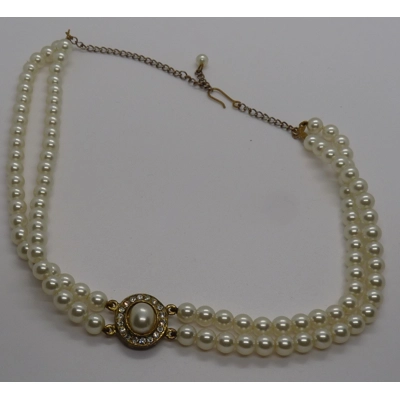 Faux pearl choker
