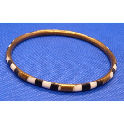 Thin patterned bangle