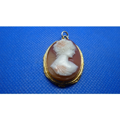 Vintage Hollywood cameo pendant