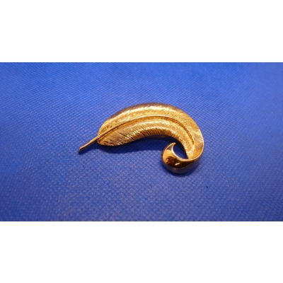 Vintage gold tone leaf brooch