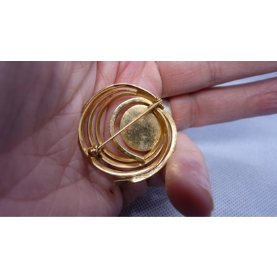 Vintage yellow metal brooch Vintage yellow metal brooch