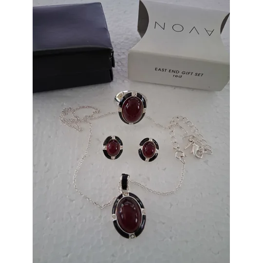 AVON 2012 East End Gift Set with Ring