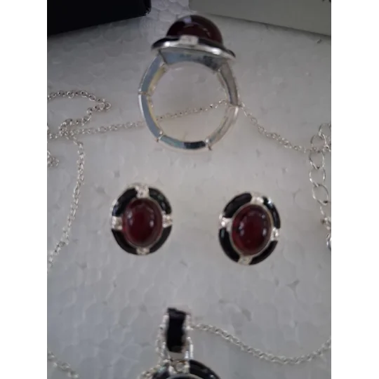 AVON 2012 East End Gift Set with Ring